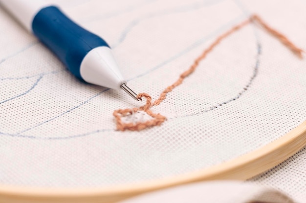 Artystka haftująca delikatny wzór